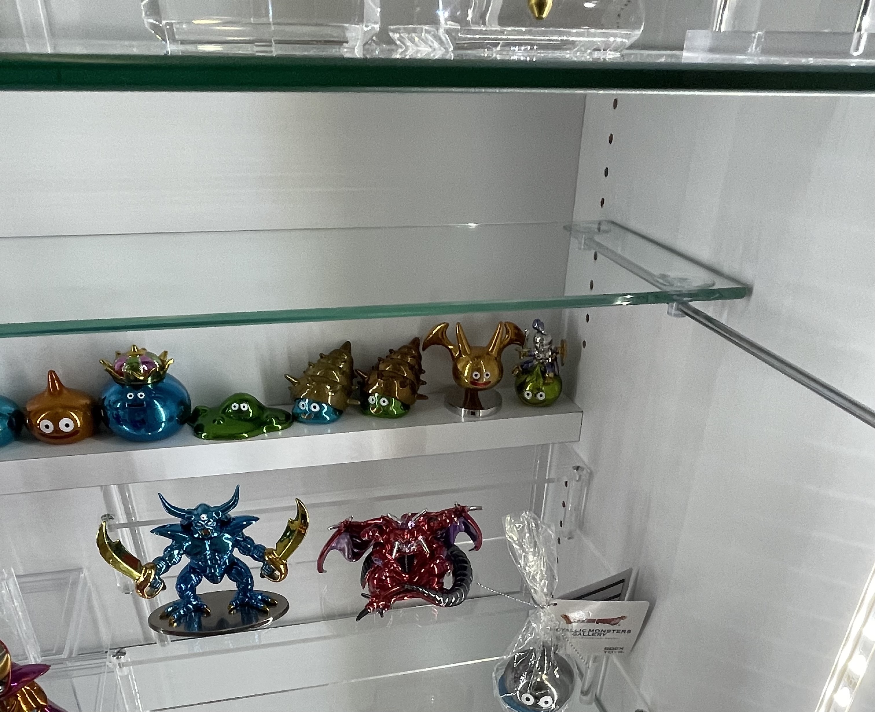 深型39cm奥行用 雛壇(M=14cm)　JAJANコレクションラックガラス棚取付図アップ